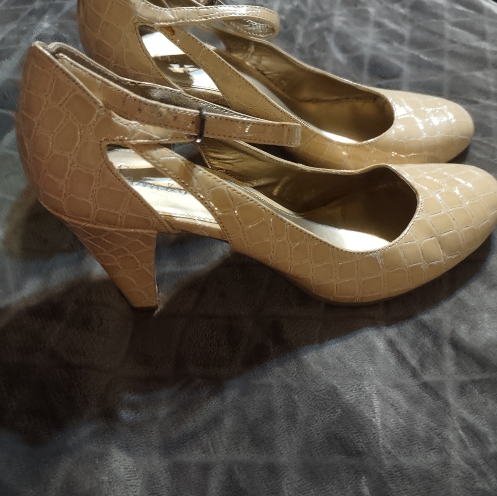beige SAM AND LIBBY ANKLE STRAP HEELS. Sz 9 (RUN SMALL LIKE 8.5)